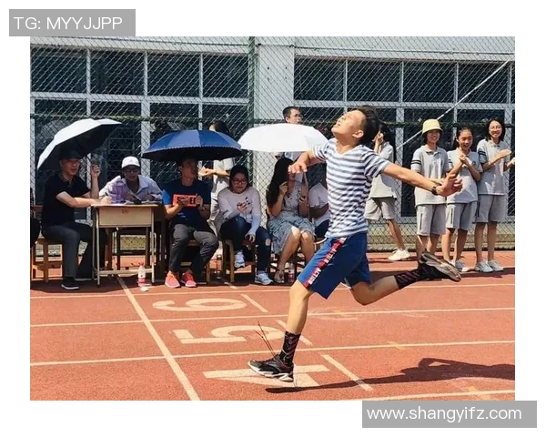 激情四溢的游泳争霸赛激战正酣，选手们奋勇争先力拼荣誉与梦想