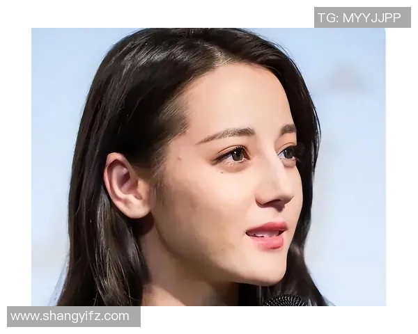 双人头像展现足球明星女孩子的魅力与风采，青春活力尽显无遗